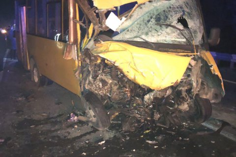 10 человек травмировались из-за столкновения маршрутки и грузовика под Николаевом
