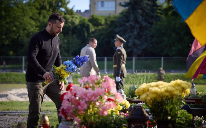 Зеленський прибув до Львова, де ушанував пам’ять загиблих українських воїнів