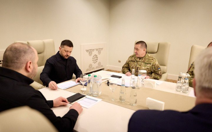 Зеленський в Азербайджані зустрівся із експертною командою, яка ділиться досвідом щодо захисту неба