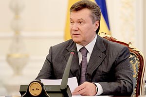 Янукович поблагодарил женщин за "необратимые эмоции у мужчин"