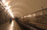 У київському метро чоловік вижив після падіння на рейки