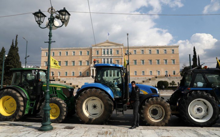 На тракторах і човнах: фермери з усієї Греції збираються на протести в Афінах