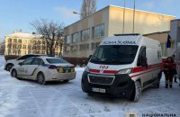 У Києві поліція розслідує напад із ножем у школі. Поранені учень і вчителька