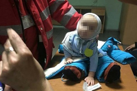 В Киеве мать оставила младенца у входа в метро и пошла пить