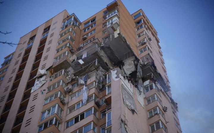 У Києві мешканці будинку на Лобановського 6а, куди потрапила російська ракета, самостійно збирають кошти на відновлення житла