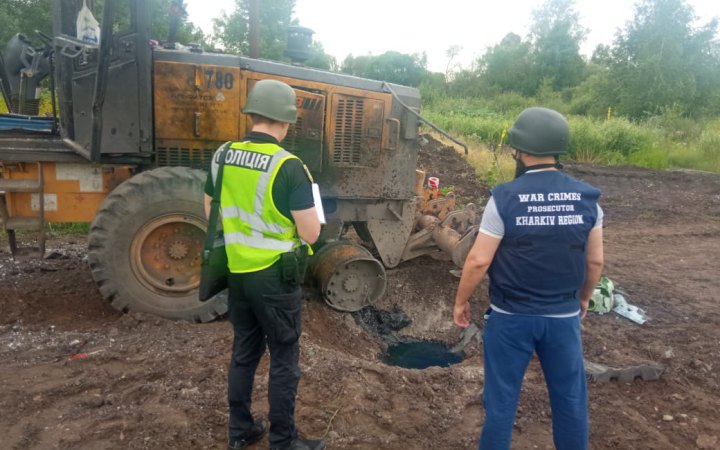 На Харківщині водій грейдера отримав травми внаслідок вибуху невідомого пристрою