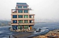 В Китае изобретен способ прокладки шоссе со зданием посередине