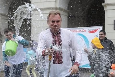 Мэра Львова облили водой во время празднования Поливального понедельника