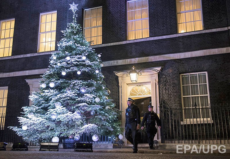 Ялинка в Лондоні, Великобританія, поряд з резиденцією прем'єр-міністра
