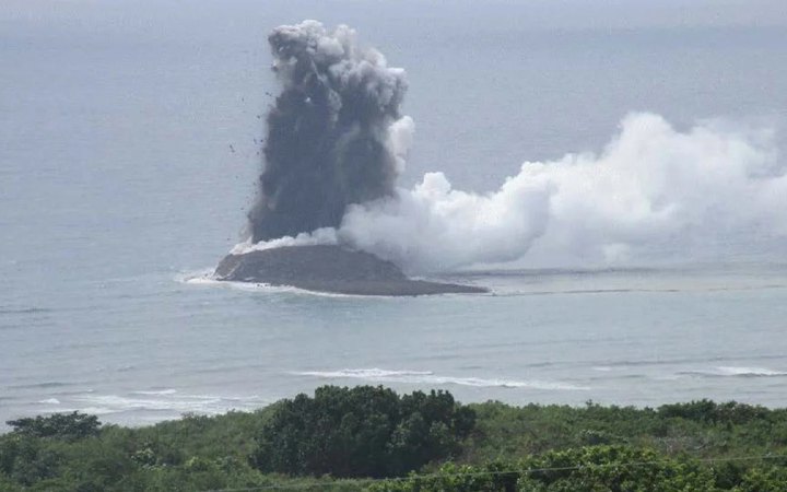У Японії через виверження вулкану утворився новий острів