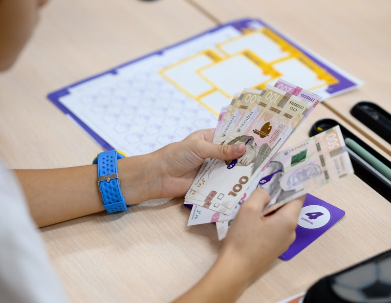 Учасники «Тижня заощаджень» в одній зі шкіл Києва