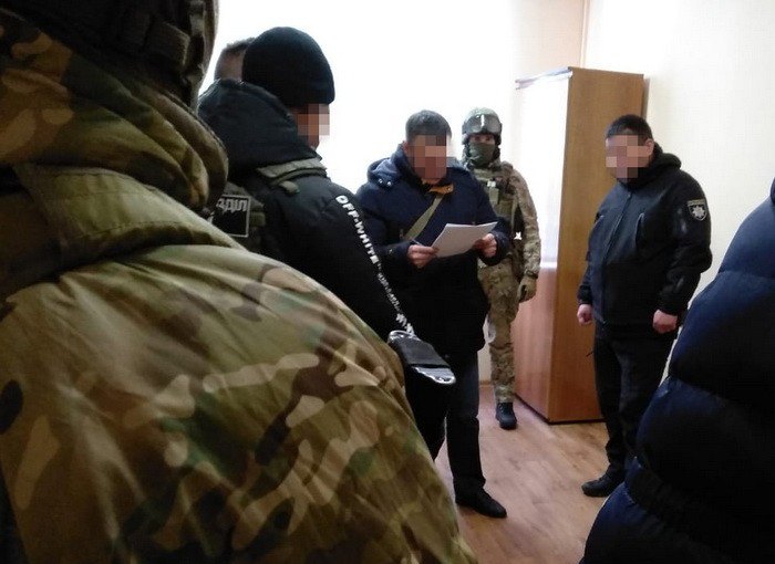 Правоохранители задержали подполковника полиции за взяточничество