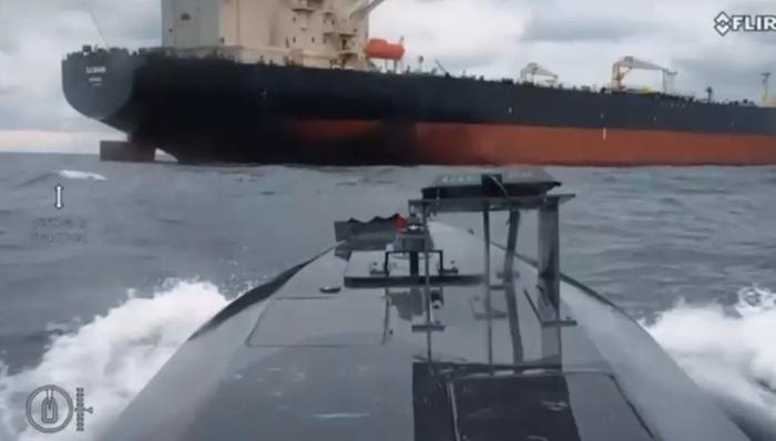 стоп-кадри з відео українських військових, де видно влучання по суднах