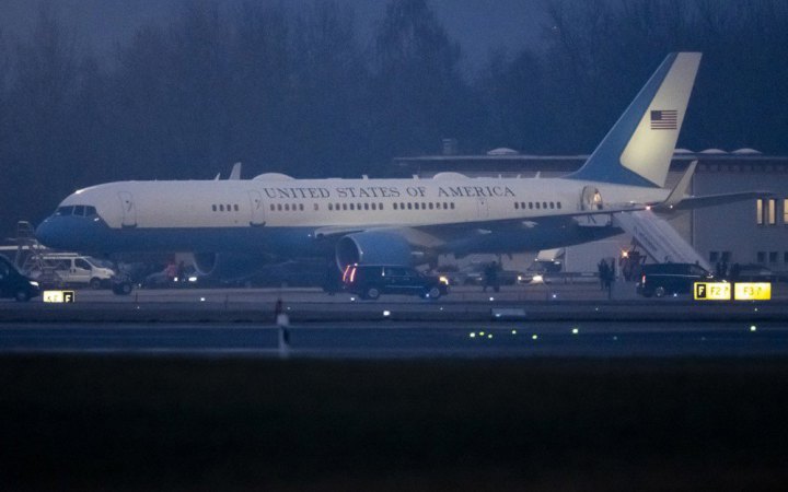 Літак Air Force One перефарбують у червоний, білий і синій кольори через забаганку Трампа