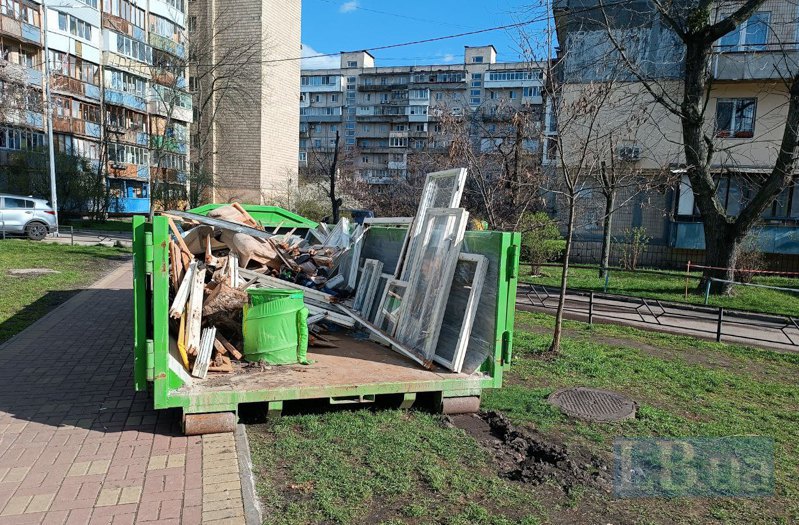 Будинок на вулиці Тичини в Києві, який постраждав під час атаки 23 березня