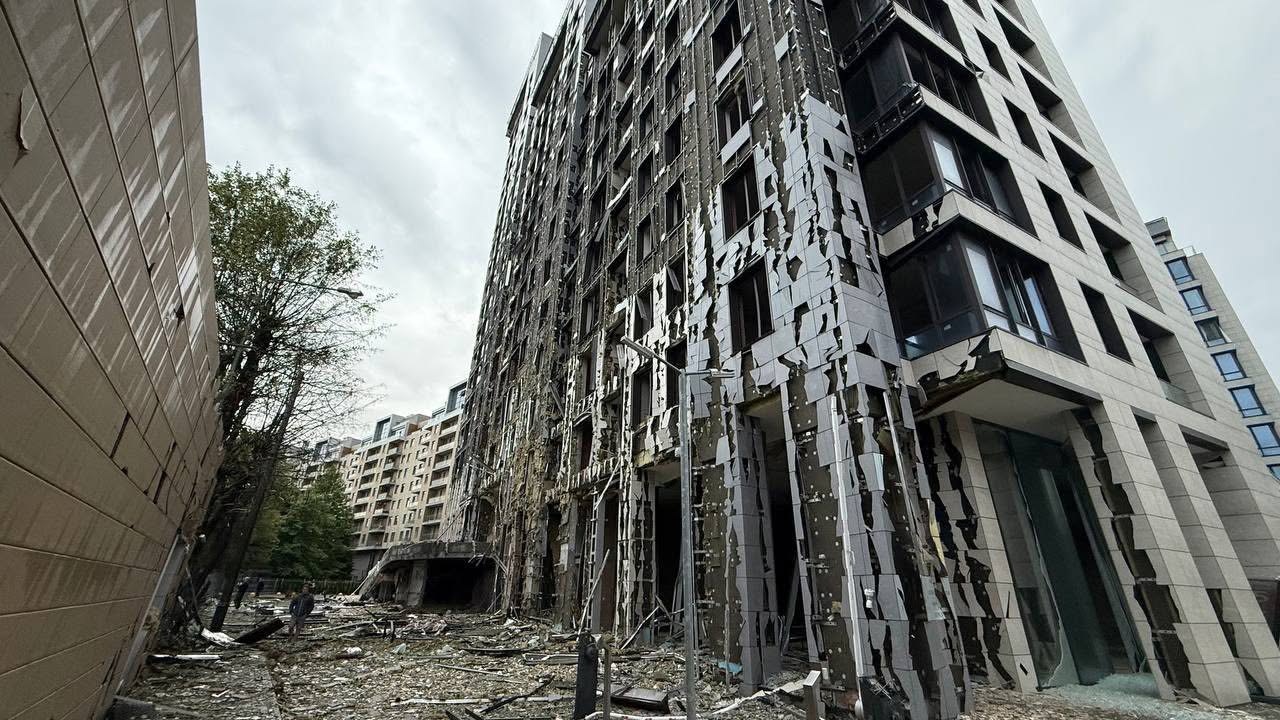  Житловий будинок у Шевченківському районі, який постраждав внаслідок масованої ворожої атаки 