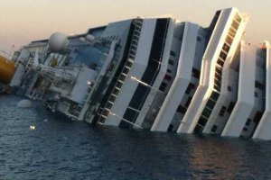 Число пострадавших в аварии лайнера Costa Concordia возросло до 40