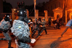 ​Активисты пикетируют штаб и общежитие "Беркута"