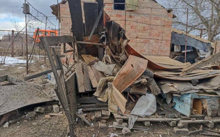 Унаслідок обстрілів Нікопольського району пошкоджені будинки і коледж, загинула людина
