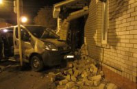 В Житомире  микроавтобус вылетел на тротуар и врезался в жилой дом