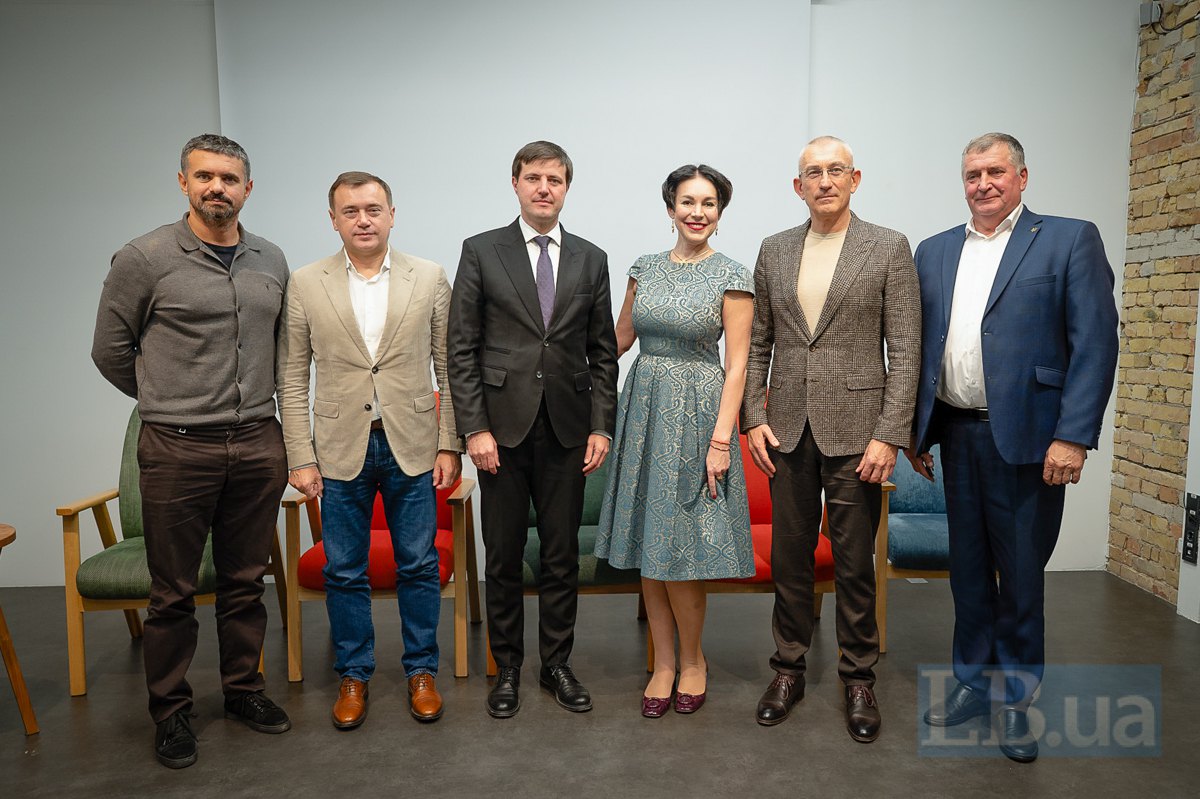 Ігор Ліскі, Алекс Ліссітса, Тарас Висоцький, Соня Кошкіна, Іван Чайківський і Віктор Гончаренко (праворуч)
