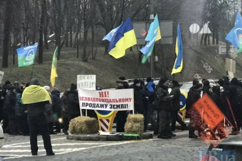 Митингующие против продажи земли заблокировали дорогу к Верховной Раде