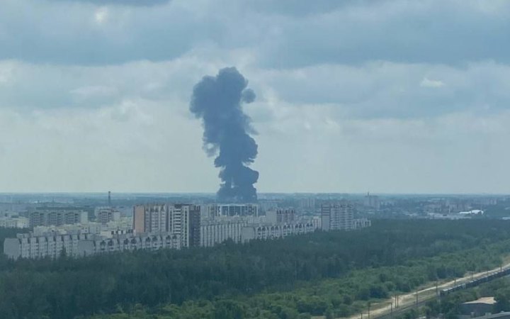 У Воронежі триває сильна пожежа на нафтобазі
