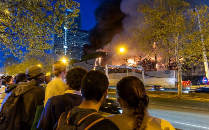 У Парижі палає сортувальний центр - місту загрожує токсичний дим