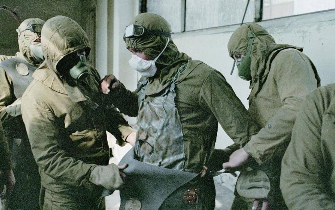 Ліквідатори екіпіруються перед початком роботи на місці вибуху 4го реактору на ЧАЕС