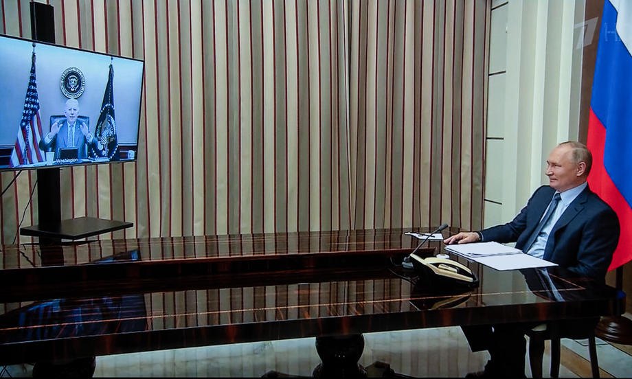 Президент РФ Володимир Путін спілкується з президентом США Джо Байденом у режимі відеоконференції, 7 грудня 2021 року.