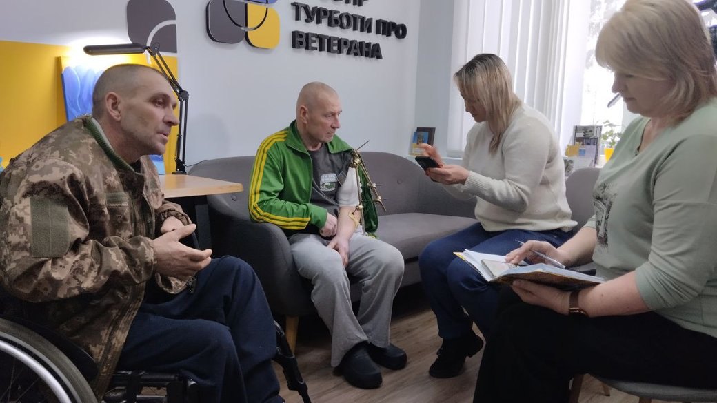 Військовослужбовці ЗСУ отримують консультацію у Просторі турботи про ветеранів, Житомир, 19 лютого 2026 року. 