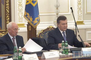 Янукович звільнив Азарова