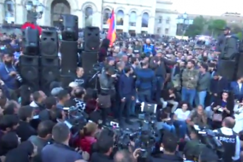 В Ереване тысячи протестующих вышли на улицы после назначения Саргсяна премьером