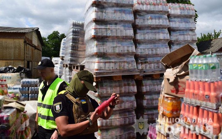 У Києві затримали ділків, які продавали ввезену з-за кордону гуманітарну допомогу, а також спиртне без акцизних марок