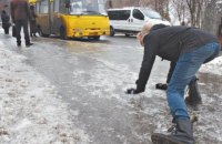 На дорогах Київщини сьогодні “жовтий” рівень небезпеки через ожеледицю