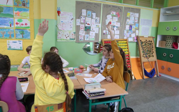 У Польщі українських дітей-біженців зобов’яжуть піти до місцевих шкіл
