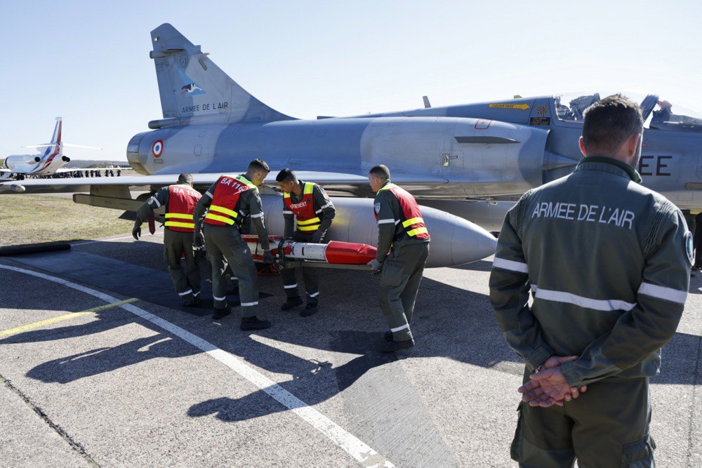Військовослужбовці Повітряно-космічних сил Франції встановлюють ракету під крило винищувача Dassault Mirage 2000 під час візиту
президента Франції на авіабазу у Сен-Совері, 18 березня 2025 року.