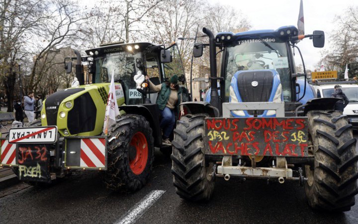 Французькі фермери продовжують протести попри поступки уряду, – Reuters