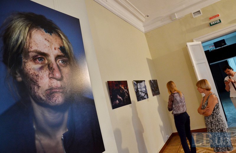 Фото(слева) Алексея Фурмана на выставке &quot;Украинский вызов&quot;