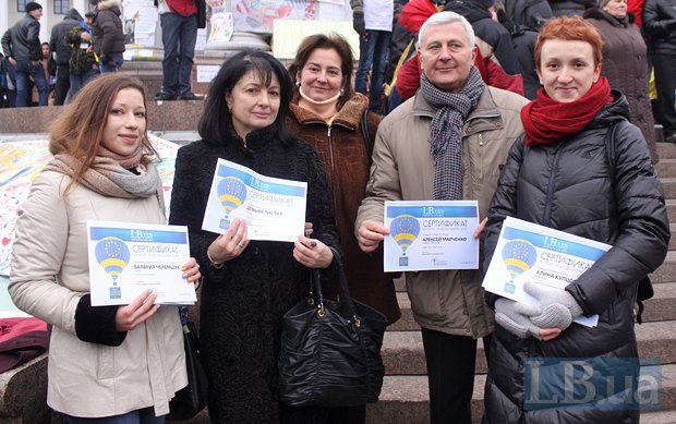 Победитель конкурса Валерия Черемшук, родители Демьяна Пастуха и Алексея Марченко и редактор LB.ua после вручения приза на Майдане