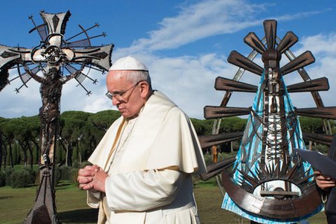 Епископаты разных стран поддержали Папу Франциска после обвинений в сокрытии педофилии 
