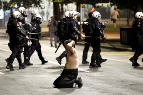 ​У Сербії через введення комендантської години у зв'язку з COVID-19 сталися масові заворушення 