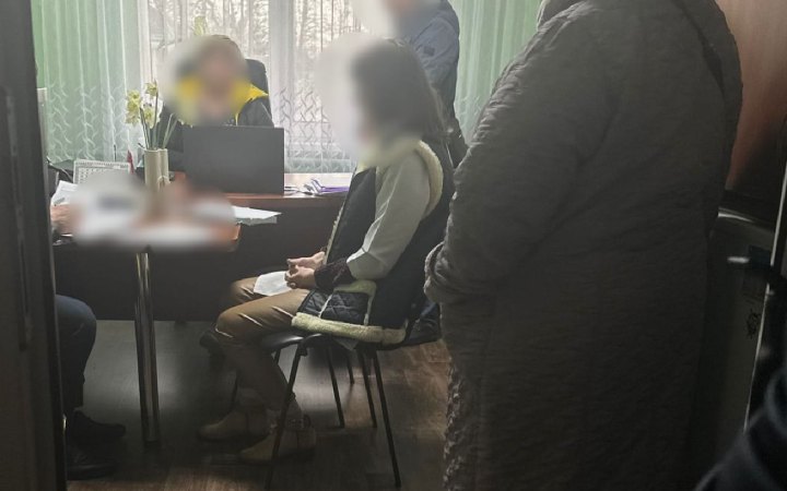 На Київщині лікарка вимагала від чоловіка тисячу доларів за висновок ЛКК про інвалідність його батька, – прокуратура
