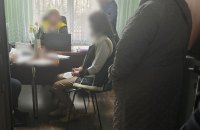 На Київщині лікарка вимагала від чоловіка тисячу доларів за висновок ЛКК про інвалідність його батька, – прокуратура