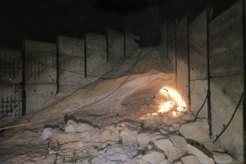 В Мариуполе двое детей погибли под завалами песка, играя в заброшенном ангаре