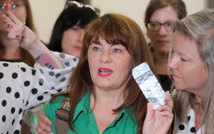 У Польші суд визнав активістку винною у постачанні вагітній пігулок для аборту