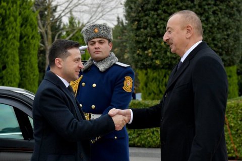 В Баку прошла официальная церемония встречи Зеленского и Алиева