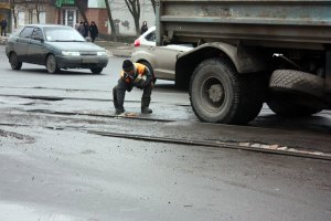 Севастопольские дороги засыпают щебенкой: властям нравится