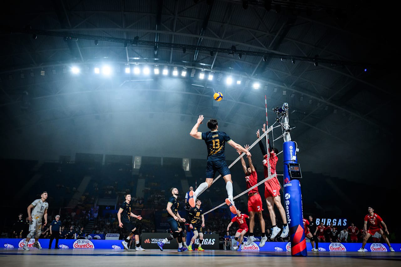 Україна (в чорному) грає проти Японії в Лізі націй