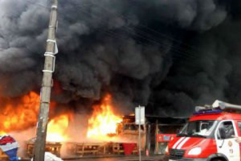 Пожежу в торгових рядах із секонд-хендом у Києві повністю ліквідовано